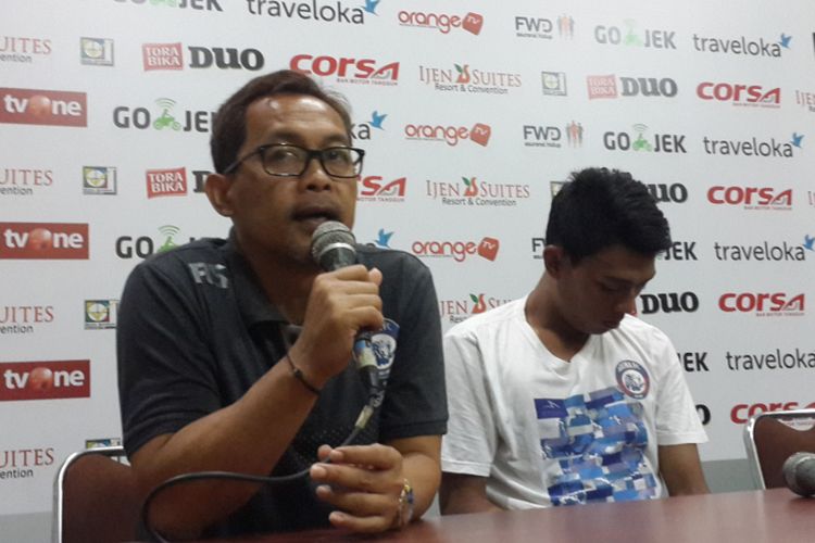 Pelatih Arema FC Aji Santoso saat konferensi pers seusai timnya dikalahkan Persipura Jayapura di Stadion Kanjuruhan, Kabupaten Malang, Minggu (16/7/2017)