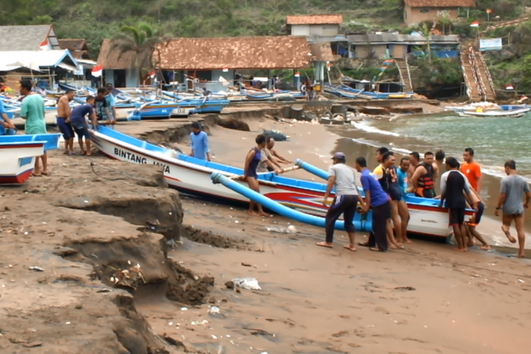 Nelayan Pantai Baron Mengevakuasi Kapal yang Terbawa Gelombang