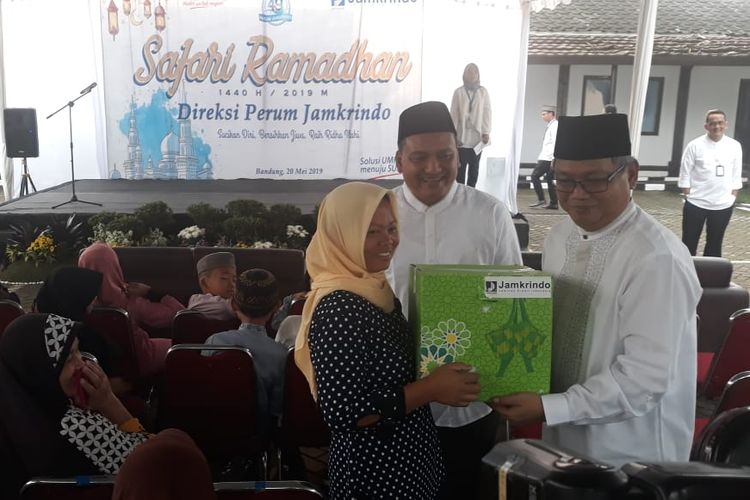 Pembagian sembako dalam acara Safari Ramadhan Jamkrindo di Kantor Wilayah IV Perum Jamkrindo Bandung, Senin (20/5/2019).