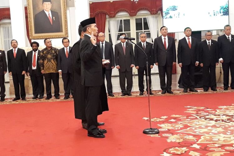 Presiden Joko Widodo melantik Letnan Jenderal TNI (Purn) Hinsa Siburian sebagai Kepala Badan Siber dan Sandi Negara (BSSN). Pelantikan berlangsung di Istana Negara, Jakarta, Selasa (21/5/2019) siang. 