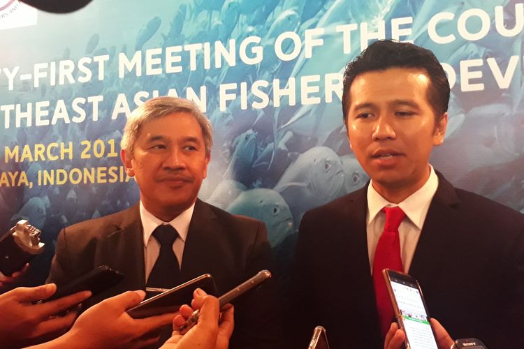 Wakil Gubernur Jawa Timur Emil Elestianto Dardak bersama Expert Staff of Ecology and Marine Resources, Ministry of Marine Affairs and Fisheries, Prof Aryo Hanggono, dalam acara SEAFDEC Council Meeting ke-51 di Hotel Shangri-La, Surabaya, Jawa Timur, Senin (18/3/2019). 