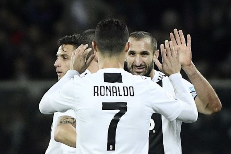 Giorgio Chiellini dan Cristiano Ronaldo merayakan gol pada laga Fiorentina vs Juventus di Stadion Artemio Franchi dalam lanjutan Serie A Liga Italia, 1 Desember 2018. 