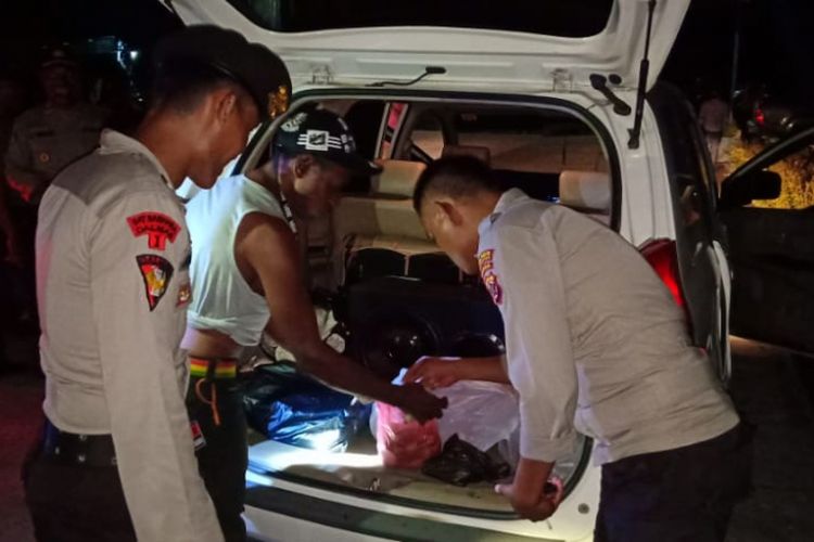 Personel Polres Waropen saat memeriksa barang bawaan di dalam mobil, Jumat (14/12/2018).