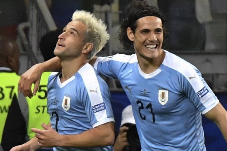 Edinson Cavani merayakan gol Nicolas Lodeiro pada pertandingan Uruguay vs Ekuador dalam Copa America 2019 Stadion Mineirao, Belo Horizonte, 16 Juni 2019. 