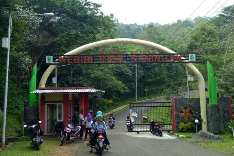 Pintu gerbang Kebun Raya Kuningan, Jawa Barat.