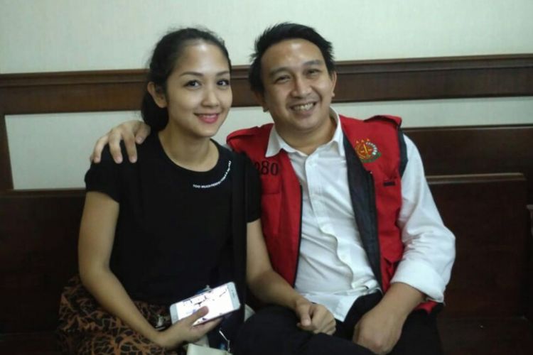 Artis peran dan presenter Augie Fantinus dan istrinya Adriana Bustami saat ditemui di Pengadilan Negeri Jakarta Pusat, kawasan Gunung Sahari, Kemayoran, Senin (25/2/2019).