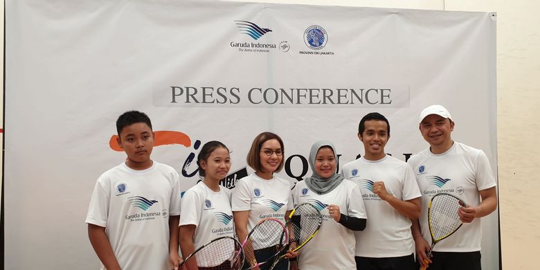 Ketua Pengprov Squash DKI Jakarta (tengah) bersama Direktur Umum Garuda Indonesia (ujung kanan) berfoto dengan atlet muda olahraga squash di GOR Squash Gelora Bung Karno, Jakarta.