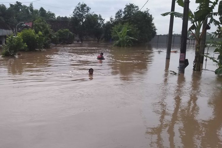 BERENANG --Nampak warga Dusun Jetak, Desa Purworejo, Kecamatan Pilangkenceng berenang ketepian setelah melihat kondisi rumahnya yang diterjang banjir, Rabu (6/3/2019)