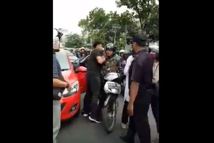 Bidik layar video baku pukul antara anggota TNI dengan pengemudi mobil. 