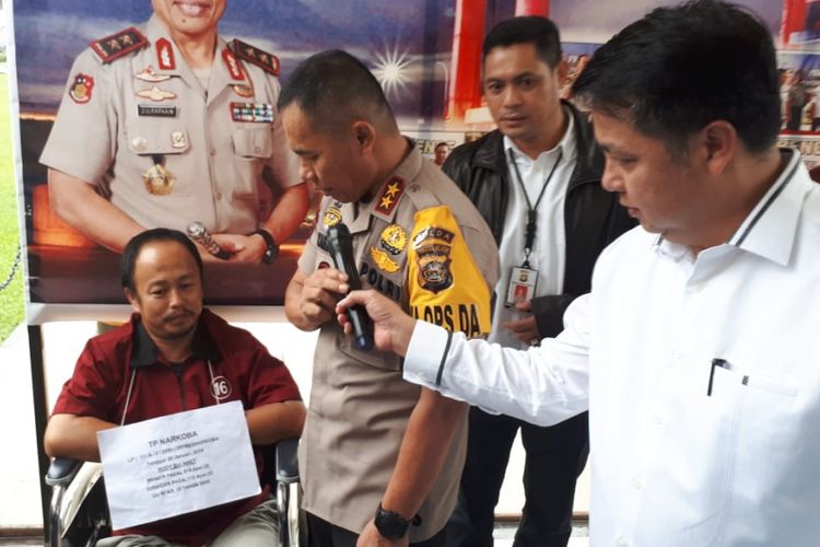 Rudi (39) kurir narkoba yang ditangkap Polda Sumatera Selatan lantaran membawa narkoba sebanyak 3kilogram sabu, Senin (4/2/2019).