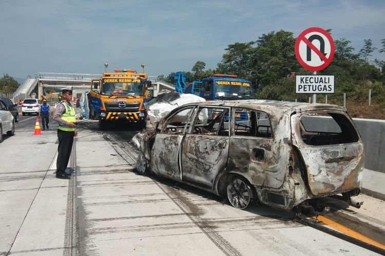 Kondisi mobil Toyota Kijang Inova nomor polisi W 1016 BK usai terbakar di Tol Pandaan-Malang, Rabu (12/6/2019)