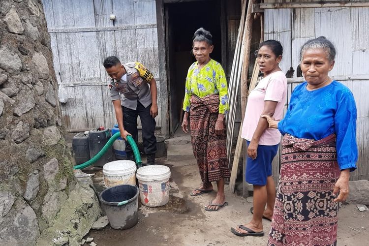 Foto : Warga Desa Nele Lorang Kecamatan Nele antre mendapatkan bantuan air minum bersih dari Polres Sikka, Sabtu (7/9/2019).