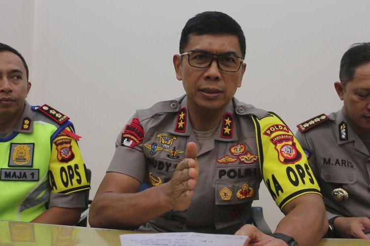 Irjen Pol Rudy Sufahriadi, Kapolda Jawa Barat, menyampaikan keterangan terkait fakta-fakta yang ditemukan setelah menemui sejumlah korban di rumah sakit Mitra Plumbon Cirebon, Senin (17/6/2019). 