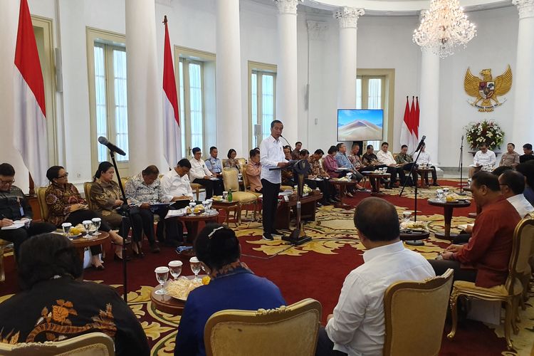 Presiden Jokowi saat memimpin sidang kabinet paripurna di Istana Bogor, Senin (8/7/2019).