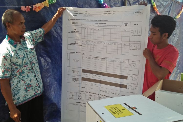 Suasana rekap hitung suara Pemilu Presiden di TPS 16 Poso Kota, pada Kamis (18/4/2019). 