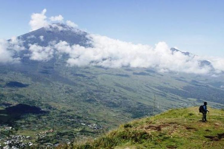 Panorama Gunung Rinjani dilihat dari Puncak Satu Bukit Pergasingan, Lombok Timur, Nusa Tenggara Barat, Kamis (19/3/2015). Bukit Pergasingan merupakan alternatif pendakian ketika Gunung Rinjani sedang ditutup dan dapat digunakan sebagai arena pemanasan sebelum mendaki Rinjani.