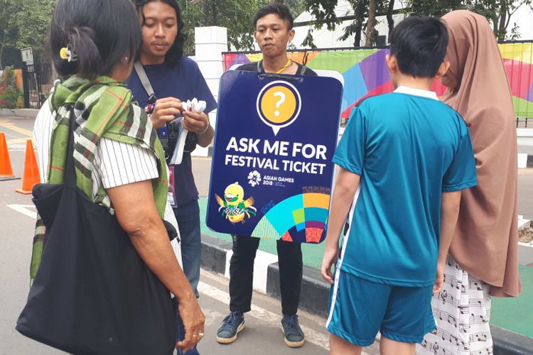 Panitia penyelenggara Asian Games 2018 atau Inasgoc menyiagakan beberapa petugas untuk menjual tiket festival seharga Rp 10.000 di sepanjang pintu 2 hingga pintu 5, Gelora Bung Karno, Jakarta Pusat, Jumat (24/8/2018).