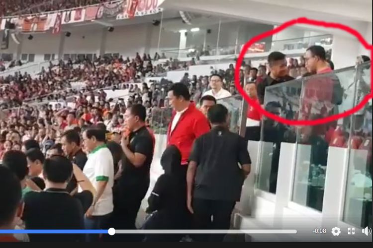 Gubernur DKI Anes Baswedan saat dihadang paspamres (lingkaran merah) usai final Piala Presiden di Stadion Gelora Bung Karno, Sabtu (18/2/2018) malam.