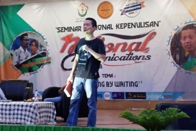 Penulis novel Tere Liye bicara dalam seminar nasional kepenulisan di Gedung Olahraga Universitas Malikussaleh, Cunda, Kota Lhokseumawe, Aceh, Sabtu (16/12/2017)