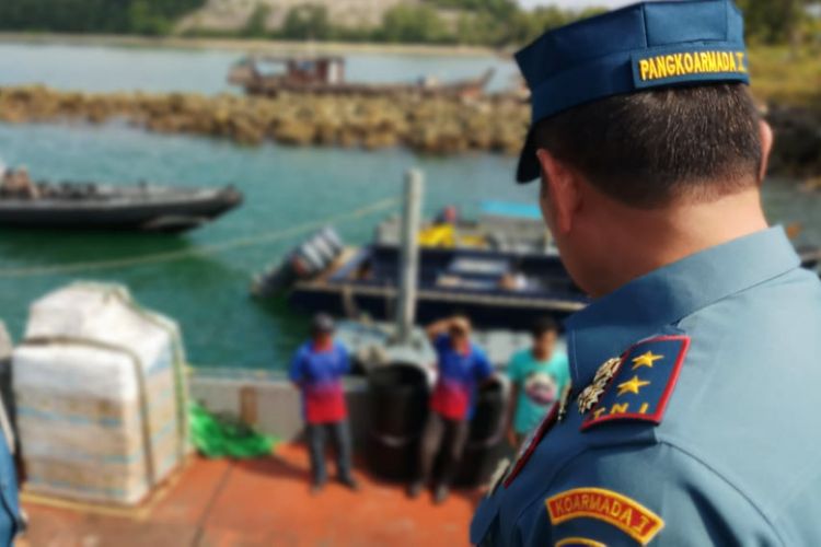Panglima Koarmada I Laksamana Muda (Laksda) TNI Yudo Margono melihat dua kapal asing yang ditangkap di perairan Indonesia, di antaranya berbendera Cook Island dan Djibouti, sebuah negara di Afrika Timur.