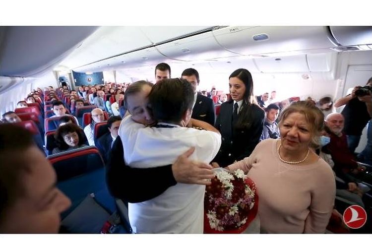 Seorang pilot dari maskapai Turkish Airlines, Mithat Okhan Onan memberi kejutan kepada gurunya, Selahattin Onan yang juga ikut dalam penerbangannya.