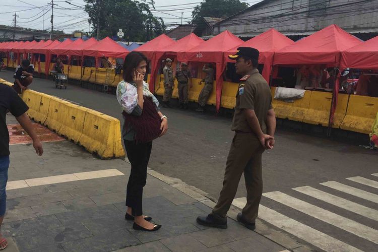 Operasional bus transjakarta Tanah Abang explorer dihentikan sementara. Hal itu disebabkan aksi mogok yang dilakukan sopir angkot Tanah Abang. Sejumlah penumpang tampak kebingungan mencari transportasi lain, Selasa (30/1/2018).