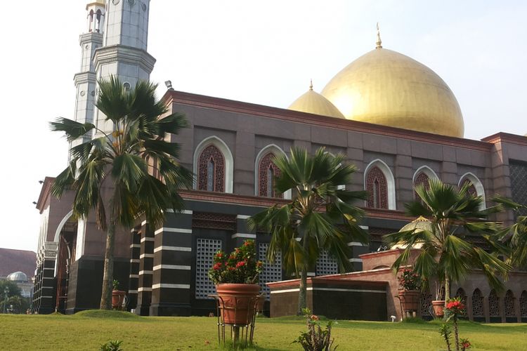 Salah satu bagian dari Masjid Dian Al Mahri atau yang lebih dikenal sebagai Masjid Kubah Emas yang berlokasi di Jalan Raya Meruyung, Sawangan, Depok. Foto diambil pada Senin (5/6/2017).