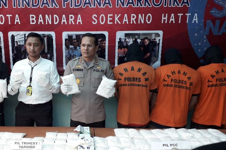 Polres Bandara Soekarno-Hatta, Senin (6/8/2018), mengungkap keberadaan sindikat narkotika golongan q jenis pil PCC  yang memiliki rumah produksi di Komplek DPR, Kenanga, Cipondoh, Kota Tangerang.