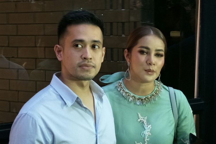 Artis peran Olla Ramlan  dan suaminya Aufar Hutapea saat ditemui dalam sebuah acara di kawasan Kebayoran Baru, Jakarta Selatan, Senin (13/5/2019).
