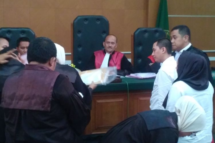 Direktur Utama First Travel Andika Surachman dan Direktur First Travel Anniesa Hasibuan dalam sidang di Pengadilan Negeri Depok, Senin (23/4/2018).