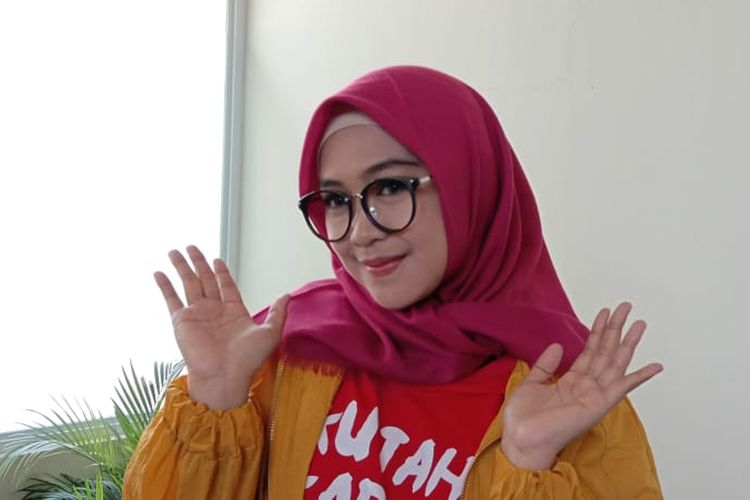 Ria Ricis berpose usai diwawancara di Metropolitan Mall Cileungai, Jawa Barat, Minggu (7/7/2019).