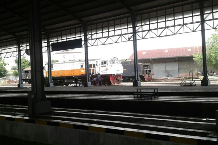 Petugas sedang melakukan pengecekan gerbong rangkaian kereta api di Stasiun Purwosari, Solo, Jawa Tengah, Rabu (15/11/2017).