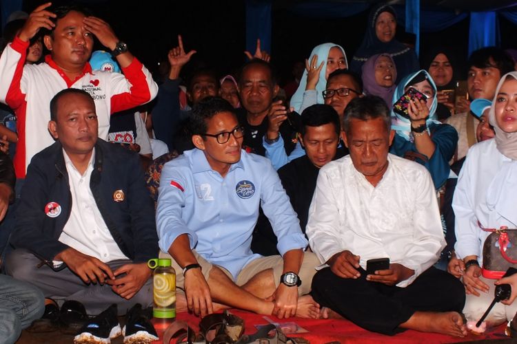 Calon Wakil Presiden nomor urur 02 Sandiaga Uno saat nonton bersama (nobar) debat capres di Kelurahan Nangewer, Kecamatan Cibinong, Kabupaten Bogor, Minggy (17/2/2019).