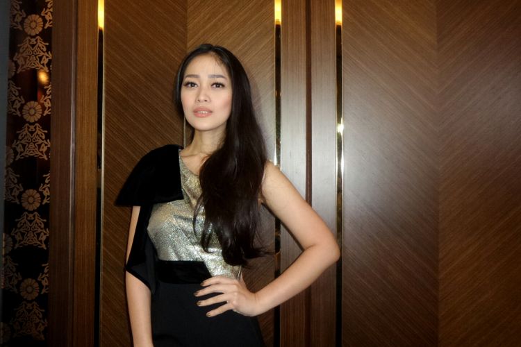 Pembawa acara Gracia Indri usai menghadiri acara Peluncuran “Rene Furterer 5 Sens Untuk Perawatan Kecantikan Yang Optimal” di Hotel Fairmont, Senayan, Jakarta Pusat, Senin (20/11/2017).