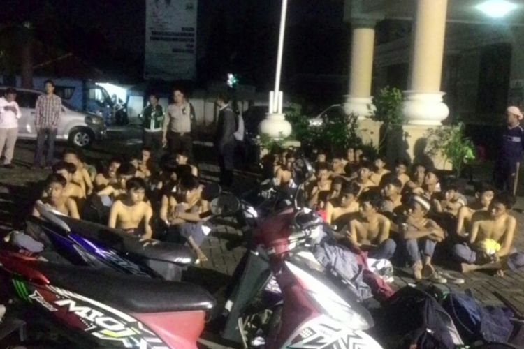 Kawanan pelajar SMK Tangerang yang ditangkap hendak melakukan tawuran, ditangkap Polisi Tangerang di wilayah Ciputat, Selasa (7/11/2017)