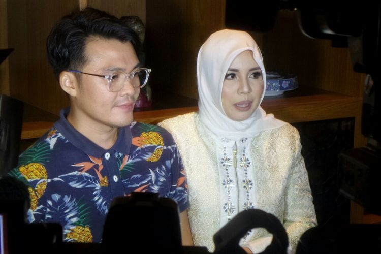 Pembawa acara yang juga pesinetron Tya Ariestya bersama sang suami Irfan Ratinggang usai menghadiri acara Dinner with Hafiz Quran Fatih Saferagic di Hotel Century, Senayan, Jakarta Pusat, Senin (13/11/2017).  