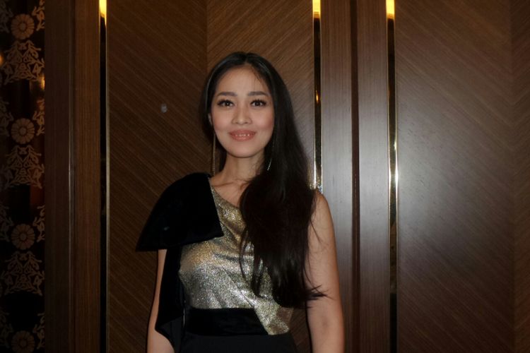 Pembawa acara Gracia Indri usai menghadiri acara Peluncuran ?Rene Furterer 5 Sens Untuk Perawatan Kecantikan Yang Optimal? di Hotel Fairmont, Senayan, Jakarta Pusat, Senin (20/11/2017).