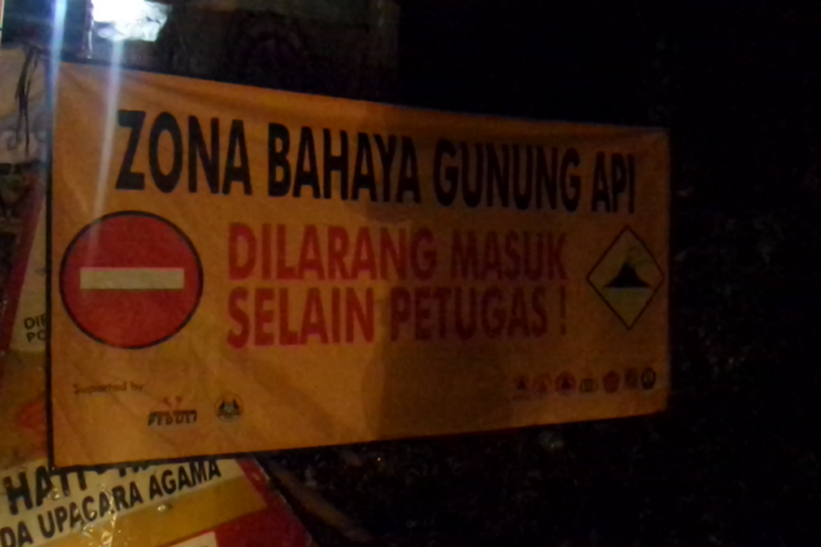 Spanduk peringatan zona rawan bencana di Desa Ababi, Karangasem, Bali, yang ditinggal warganya mengungsi akibat erupsi Gunung Agung.