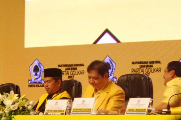 Ketua Umum DPP Partai Golkar Airlangga Hartarto (tengah) saat memimpin Munaslub Partai Golkar di JCC, Senayan, Jakarta, Rwbu (20/12/2017).