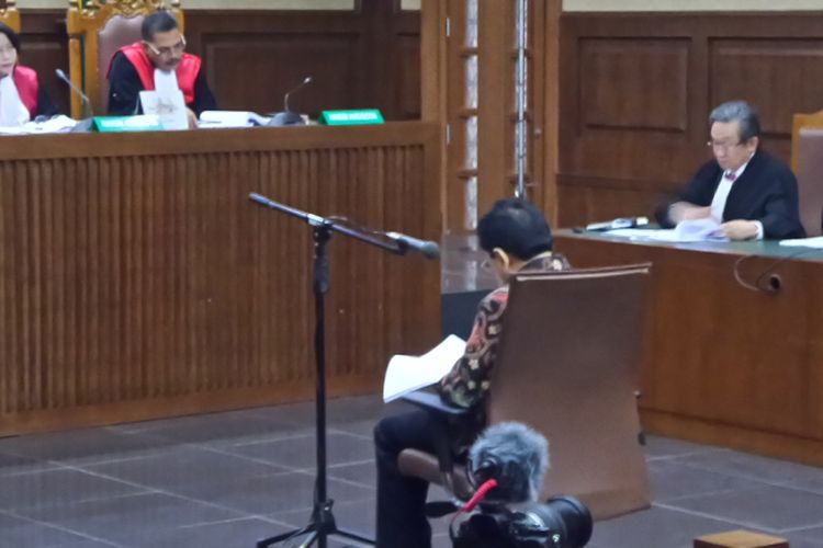 Setya Novanto duduk di kursi terdakwa di Gedung Pengadilan Tipikor Jakarta, Rabu (20/12/2017).