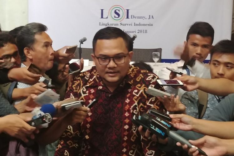 Peneliti LSI Rully Akbar saat rilis hasil survei di Kantor LSI, Jakarta, Rabu (24/1/2018).