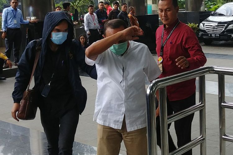 Salah seorang yang terjaring operasi tangkap tangan di Lampung Tengah, Rabu (14/2/2018) malam, telah tiba di Gedung KPK, Kuningan, Jakarta, Kamis (15/2/2018) pagi ini. 