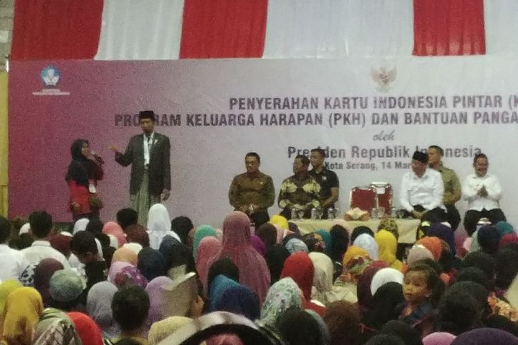 Presiden Joko Widodo menghadiri pembagian Kartu Indonesia Pintar, Kartu Indonesia Sehat, dan Kartu Keluarga Sejahtera di Gor Maulana Yusuf, Serang, Banten, Rabu (14/3/2018).