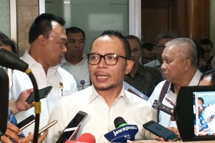 Menteri Ketenagakerjaan Hanif Dhakiri saat ditemui seusai rapat dengan Komisi IX di Kompleks Parlemen, Senayan, Jakarta, Selasa (20/3/2018).