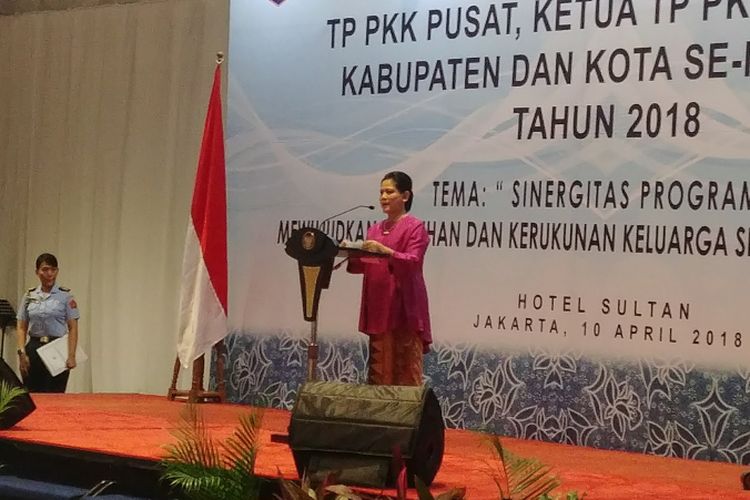 Iriana Jokowi dalam rapat koordinasi PKK, Selasa (10/4/2018).