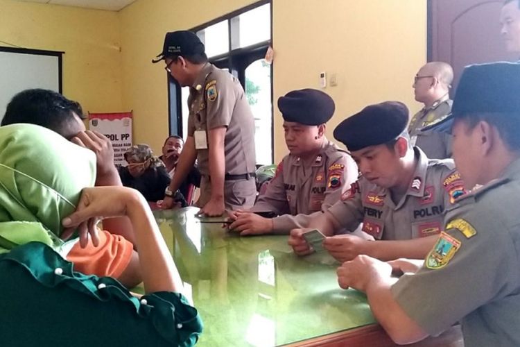 Para pasangan mesum‎ saat dimintai keterangan di Kantor Satpol PP Kudus, Jawa Tengah, Rabu (16/5/2018).