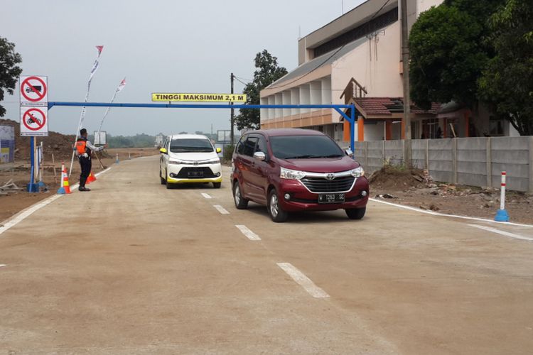 Kendaraan yang melintas di pintu keluar Tol Pandaan - Malang di Karanglo, Kecamatan Singosari, Kabupaten Malang, Minggu (10/6/2018)