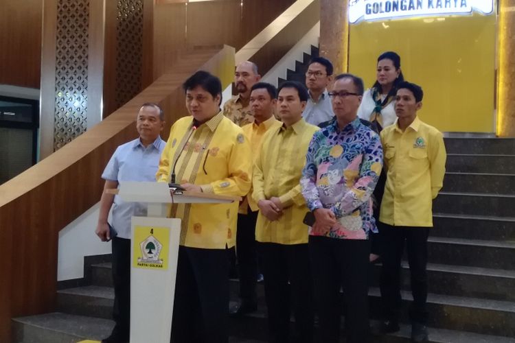 Ketua Umum Golkar Airlangga Hartarto didampingi sejumlah kadernya melakukan konferensi pers terkait Pilkada Serentak 2018 di gedung DPP Golkar, Jakarta, Senin (25/6/2018)