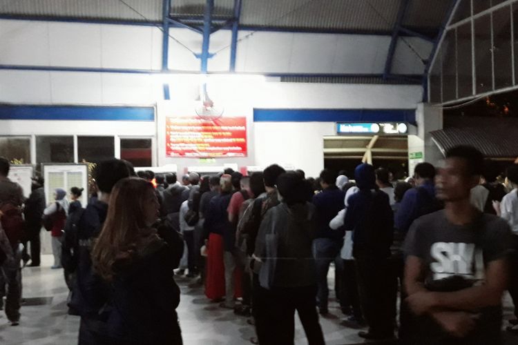 Antrean mengular membeli tiket THB di Stasiun Palmerah, Senin (23/7/2018) pukul 18.30 WIB