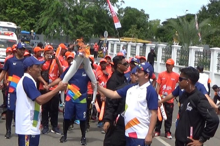 Artis ibukota Indra Bekti menerima obor Asian Games 2018 untuk diarak keliling Kota Banda Aceh, Selasa (31/7/2018). Obor diarak sejauh 10 kilometer kemudian diterbangkan menuju kota Medan, Sumatera Utara.